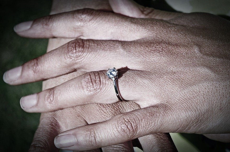 Ela achou o anel de noivado pequeno, e humilhou o namorado ao publicar o recibo