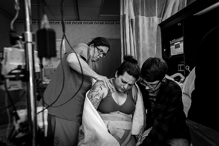 Foto de enfermeira a cuidar de mãe pós-parto ficou viral, e a internet emocionou-se