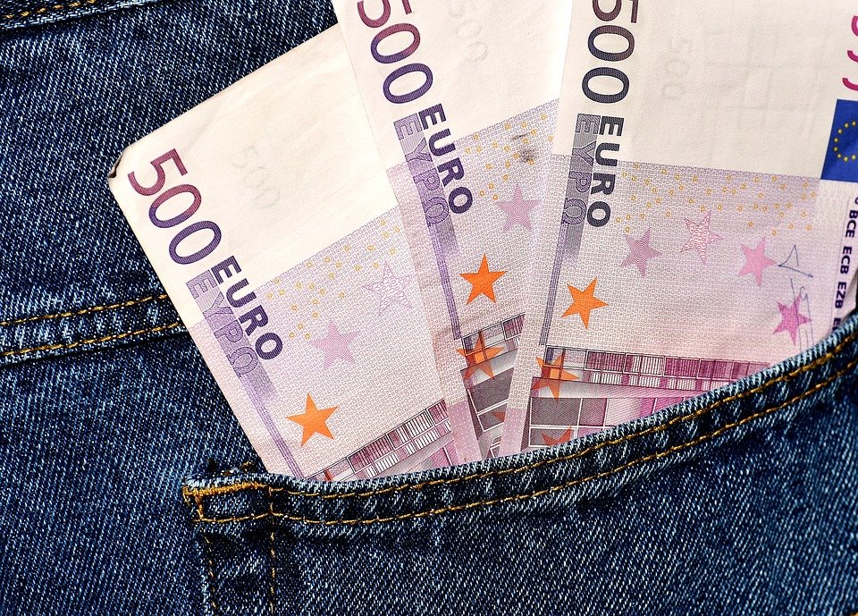 Suiça: sanitas de restaurantes entupidas com notas de 500€