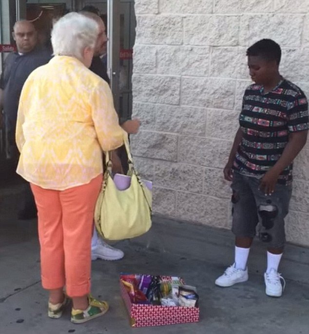 Idosa humilha menina que estava a vender doces à porta de uma loja, até que este bom samaritano apareceu