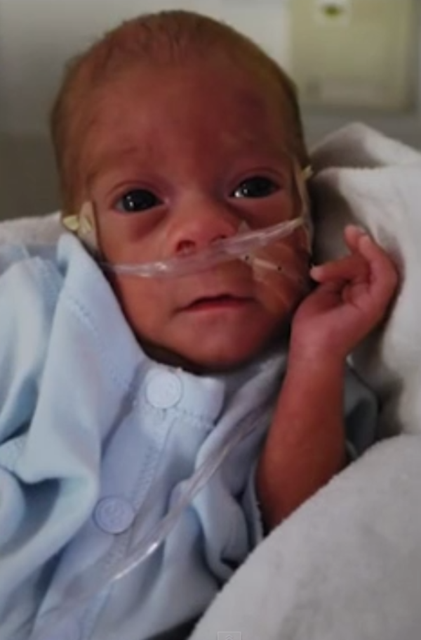 Nasceu com 900 gramas, e 4 anos depois agradeceu à enfermeira que o &#8220;salvou&#8221;