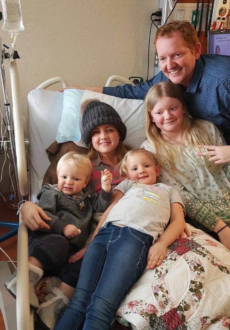 Mãe de 5 dá à luz em coma, depois de recusar tratamento, para poder salvar a filha