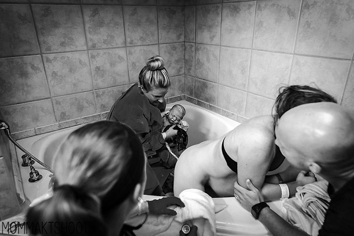 Foto de enfermeira a cuidar de mãe pós-parto ficou viral, e a internet emocionou-se