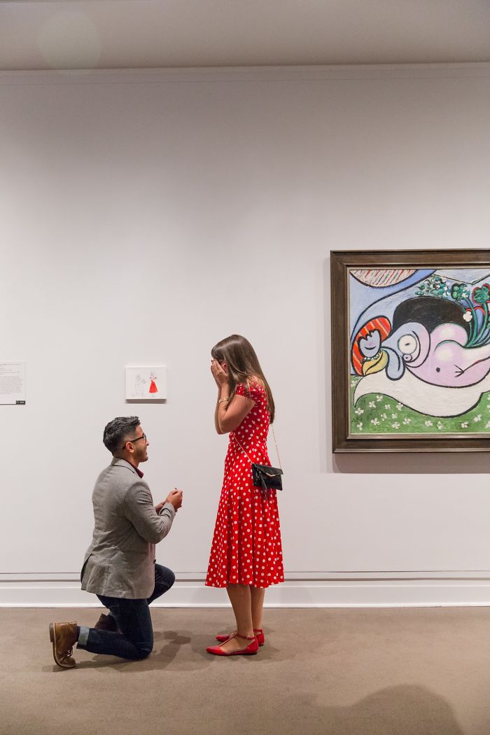 Pediu namorada em casamento pendurando &#8220;obra de arte&#8221; num museu de Nova Iorque