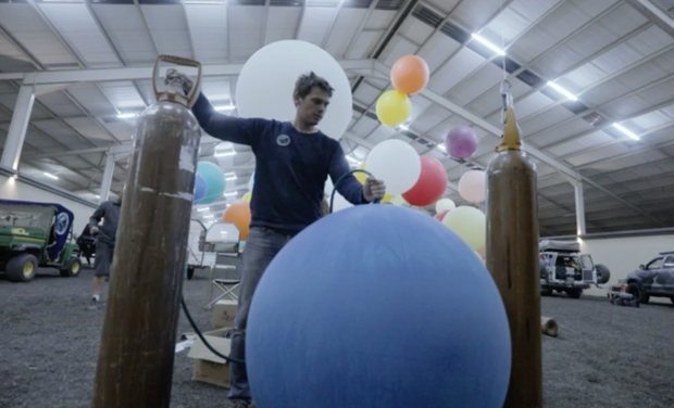 Homem voa vários quilómetros sentado numa cadeira, e agarrado a 100 balões
