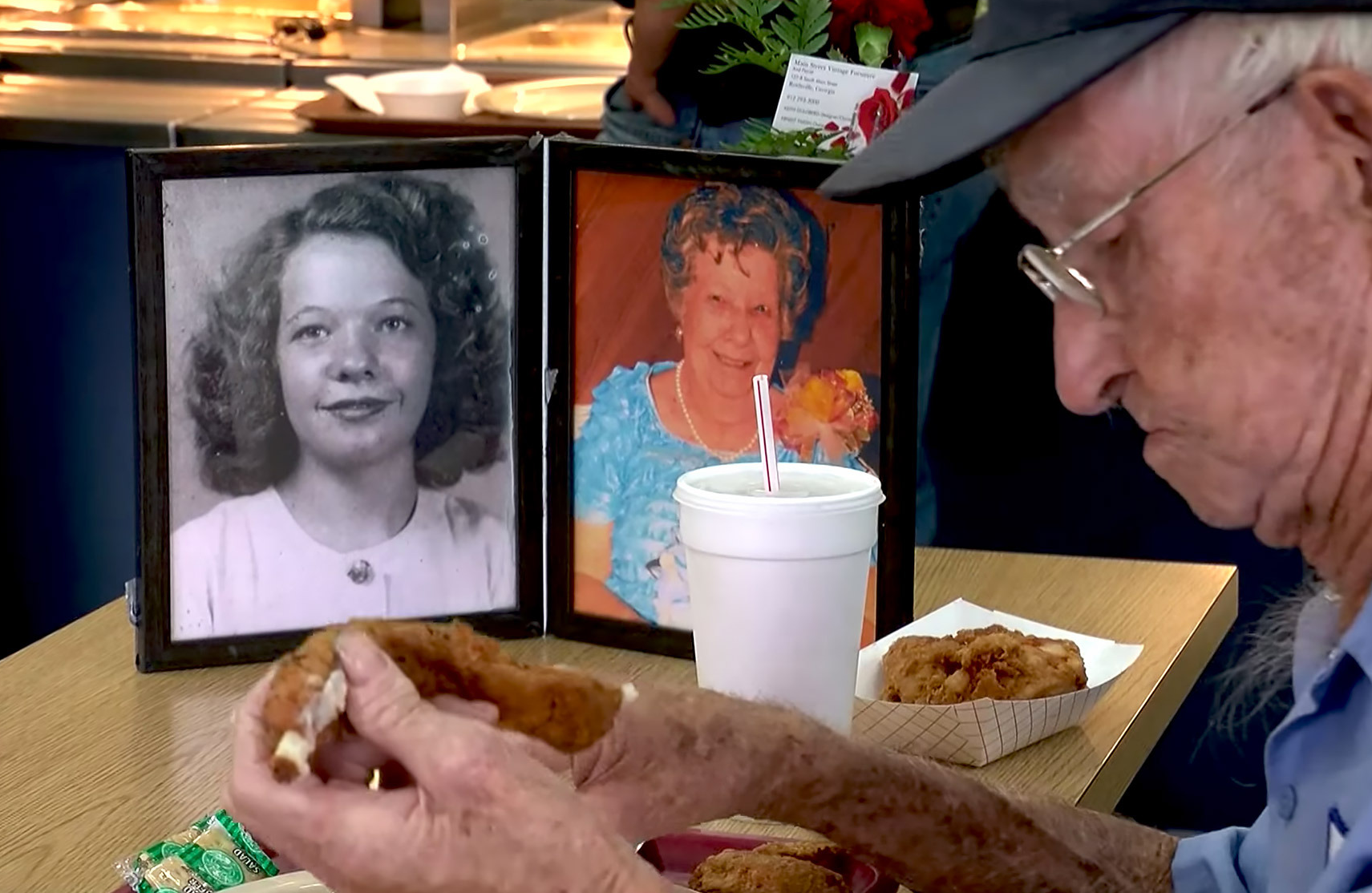 Idoso de 93 anos almoça com a fotografia falecida esposa, e emociona as redes sociais