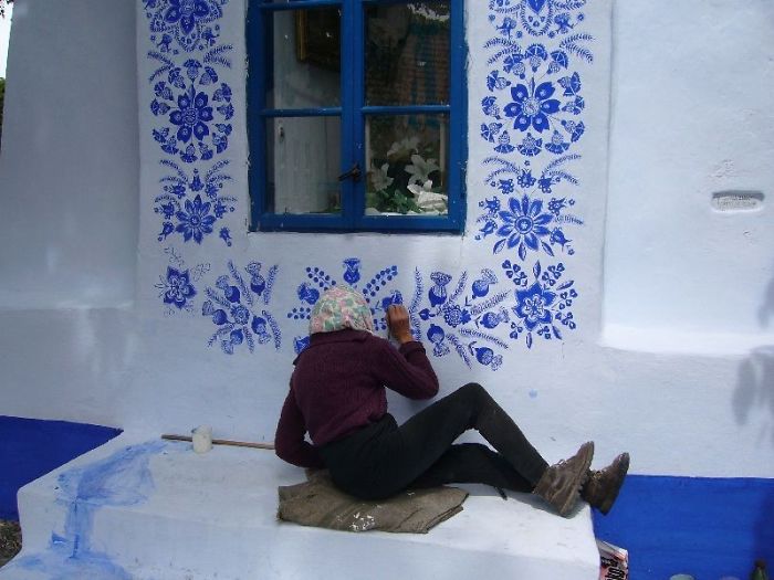 Avó de 90 anos ainda pinta a sua casa com decorações tradicionais, para não deixar morrer a tradição