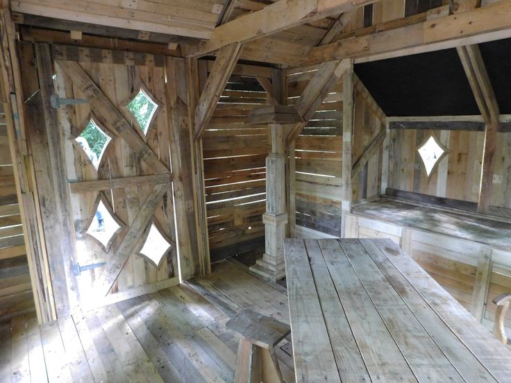 Transformou dezenas de paletes numa bela casa de madeira, e com pormenores incríveis