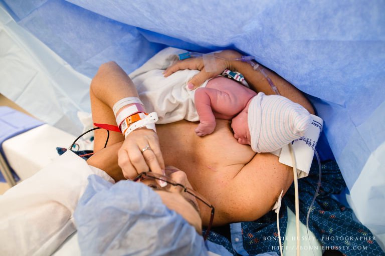 Mãe partilha fotos do parto para &#8220;dar esperança&#8221; às grávidas que lutam contra o cancro