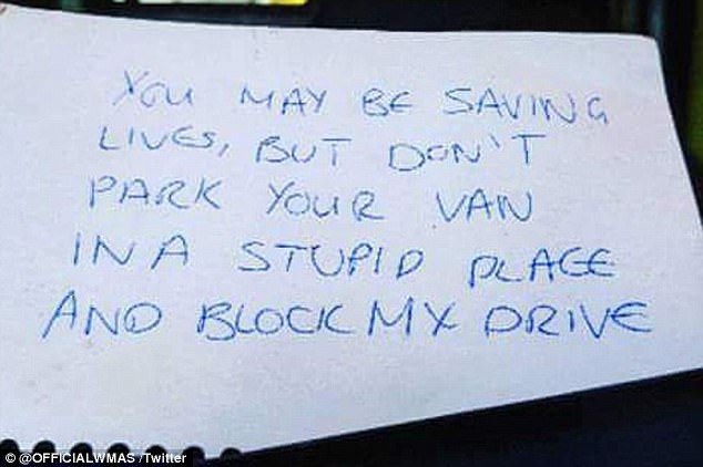 Condutor insulta médicos por &#8220;bloquearem&#8221; a rua enquanto tentavam salvar uma vida