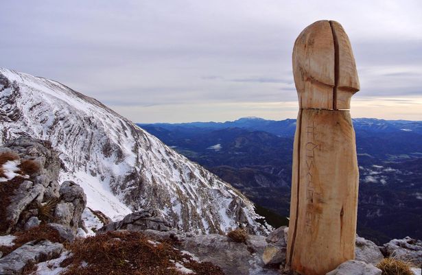 Estranha &#8220;escultura&#8221; apareceu no topo de uma montanha na Áustria. O autor está a ser procurado