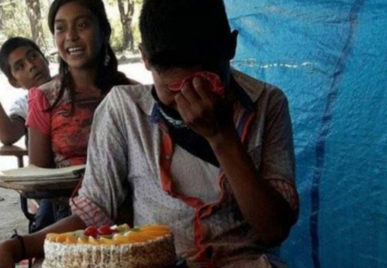 Professora emociona aluno ao oferecer-lhe o primeiro bolo de aniversário da sua vida