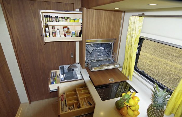 Esta casa-móvel com garagem custa 1,4 milhões de euros. O interior é de ficar de queixo caído