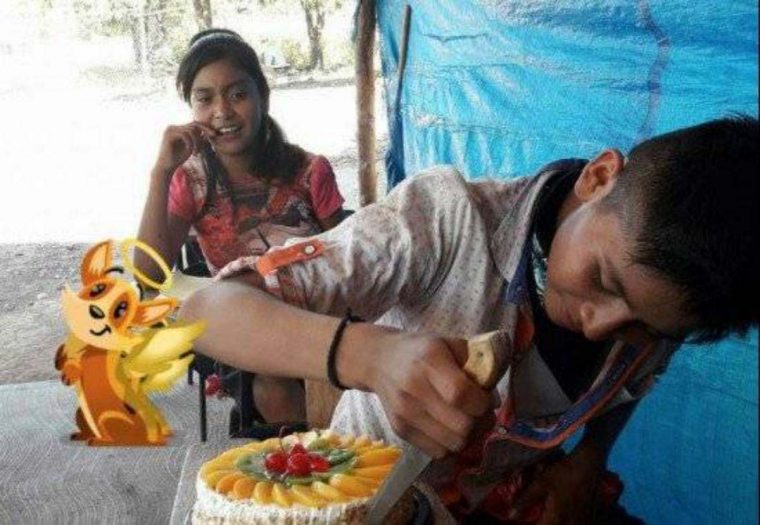 Professora emociona aluno ao oferecer-lhe o primeiro bolo de aniversário da sua vida