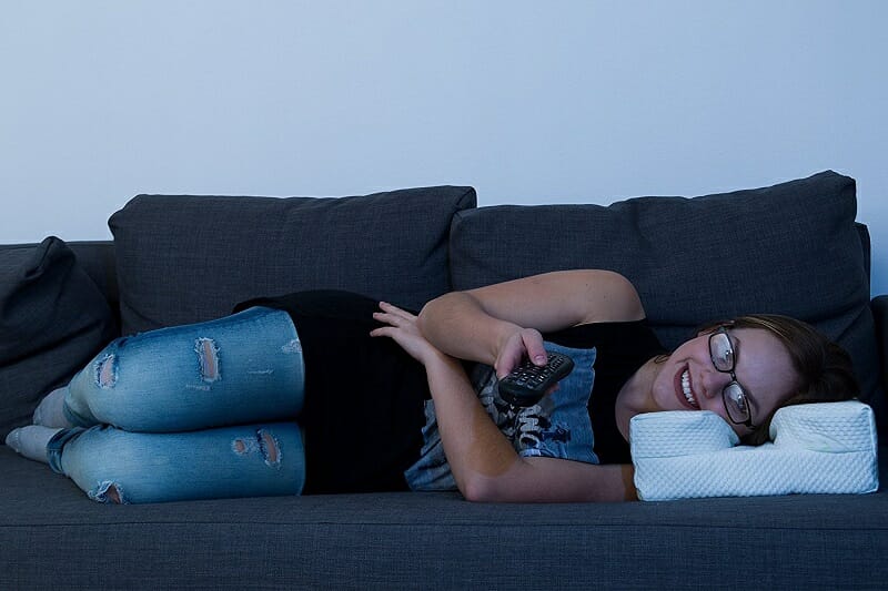 A almofada ideal para quem usa óculos, e gosta de ver TV no sofá