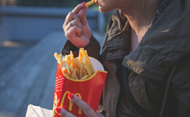 Obesidade infantil: restaurantes de fast-food proibidos perto de escolas em Londres