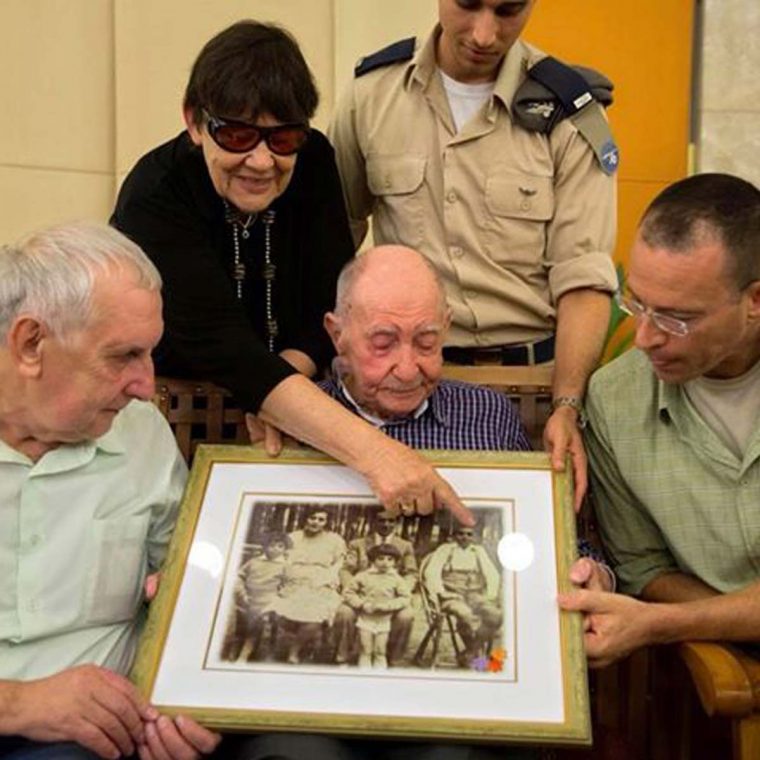 Sobrevivente do holocausto de 103 anos reencontra sobrinho, quando pensava que já não tinha família