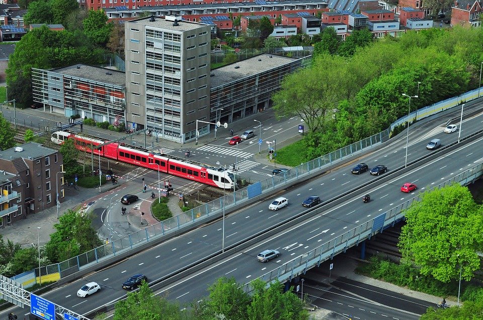 Amesterdão: Vento de 140Km/h arrasta pessoas nas ruas, e provoca o caos nos transportes