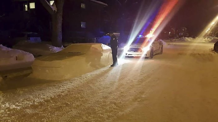 Polícia multa carro feito de neve, &#8220;estacionado&#8221; num local proibido