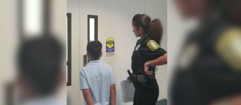 Menino de 7 anos algemado depois de bater na professora. O vídeo está a causar indignação