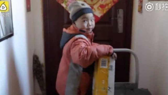 Menino órfão, de 7 anos, trabalha a entregar encomendas. O caso está a comover os internautas