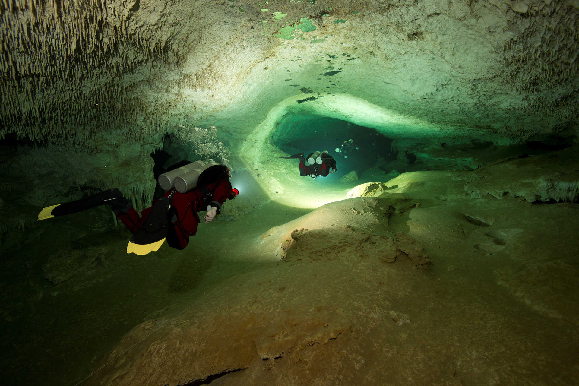 Foi descoberta a maior gruta sub-aquática do mundo. Tem 347 km