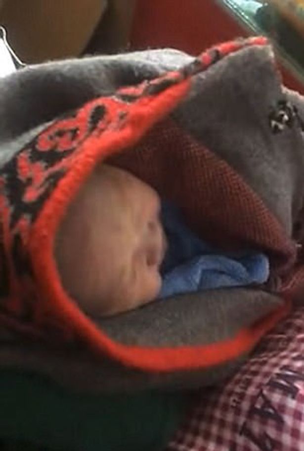 Bebé deitada no lixo pelo pai, foi salva por uma sem-abrigo que procurava comida