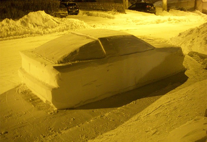 Polícia multa carro feito de neve, &#8220;estacionado&#8221; num local proibido
