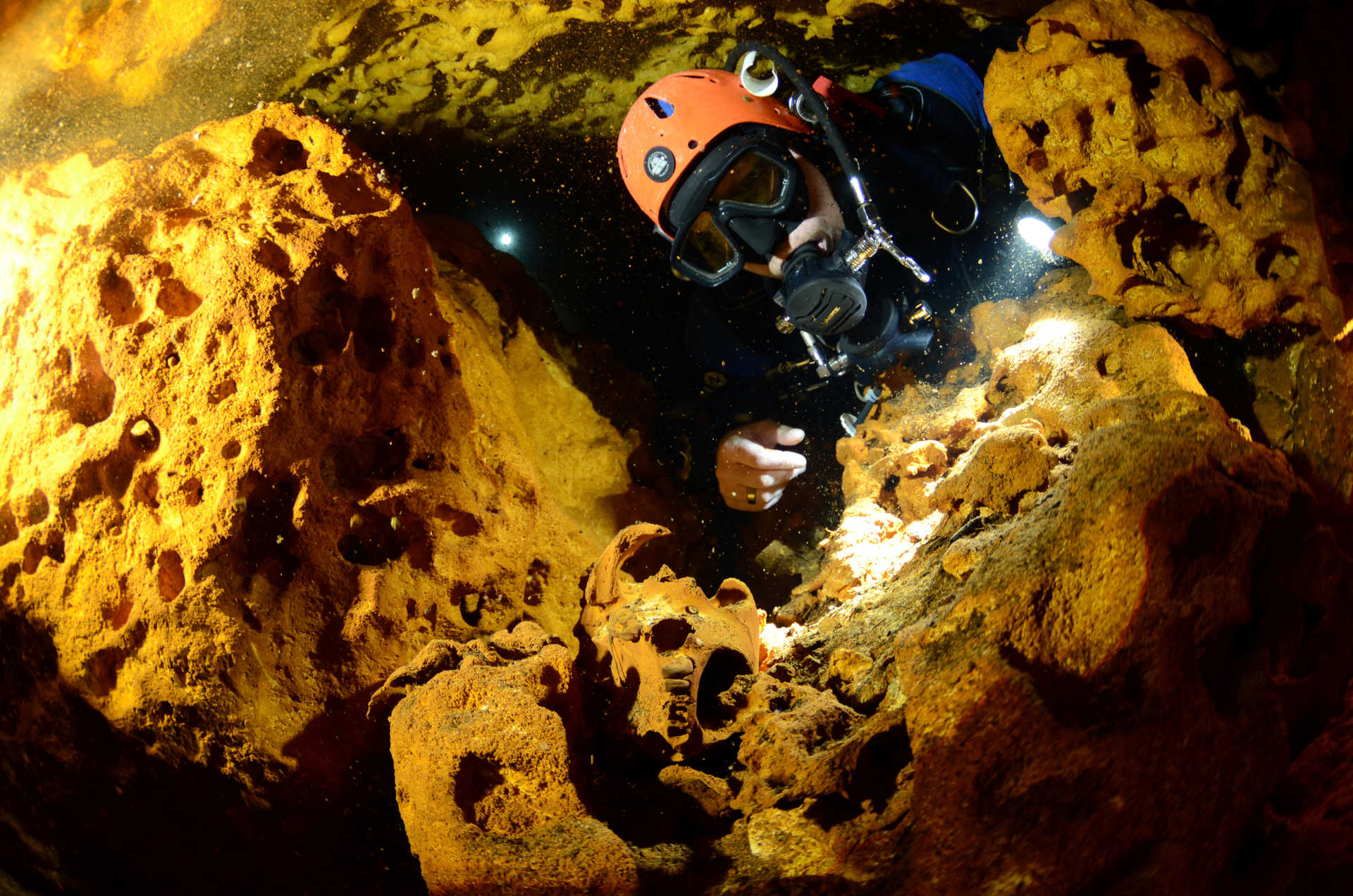 Foi descoberta a maior gruta sub-aquática do mundo. Tem 347 km