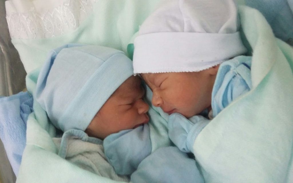 Gémeos de mãos dadas após o parto emocionam família, médicos e enfermeiros