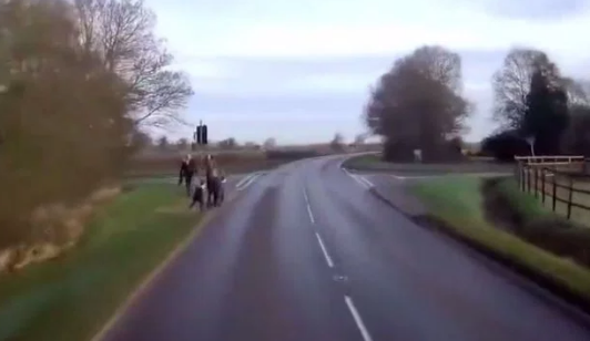 Vídeo arrepiante mostra 3 crianças a correr para a estrada no momento errado