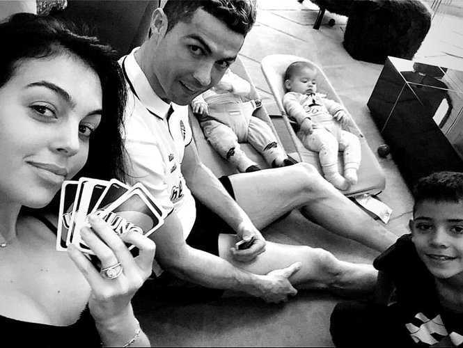 Ronaldo passa Carnaval em família, e revela qual é o seu jogo preferido