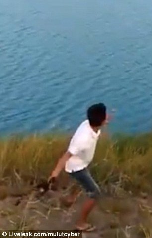Idiota atira cachorrinho a um rio para ser devorado por crocodilos