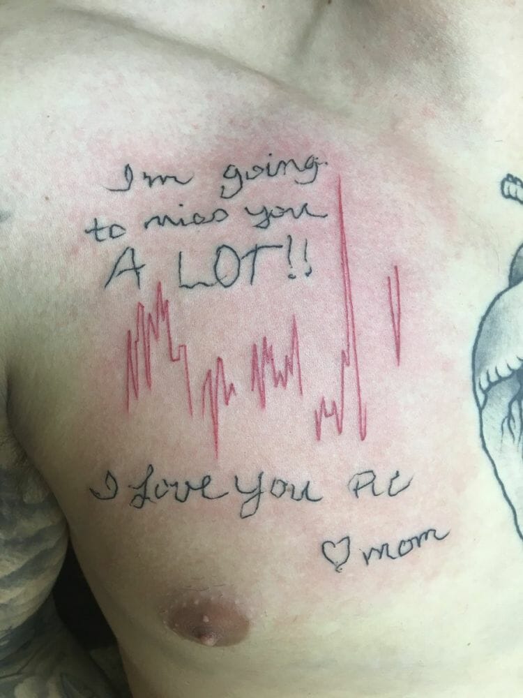 Tatuou última batida do coração da mãe para a homenagear
