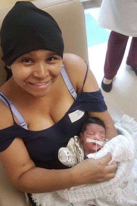 Bebé que nasceu prematuro depois de a mãe ser baleada, já teve alta do hospital