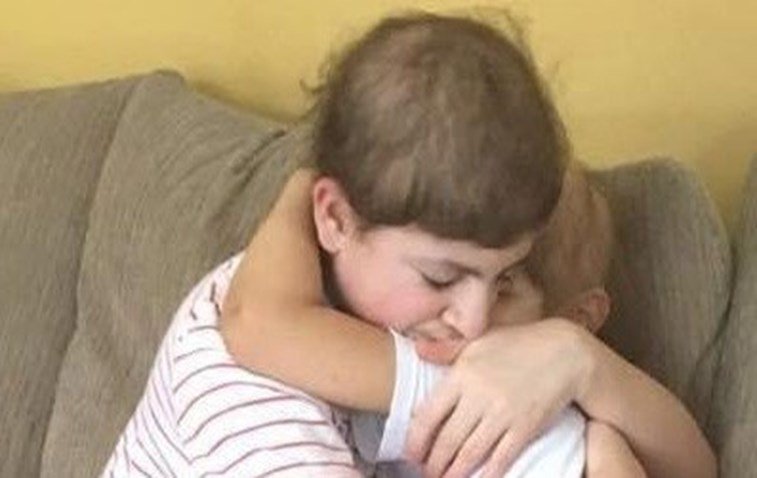 O abraço de dois irmãos, que lutam contra o cancro, está a emocionar as redes sociais