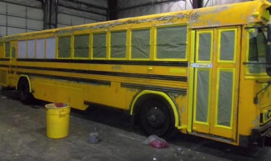 Família de 5 pessoas transforma autocarro escolar em casa acolhedora