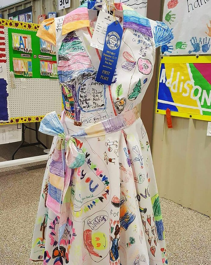 Professora primária deixou alunos desenharem o vestido, e o resultado é pura magia