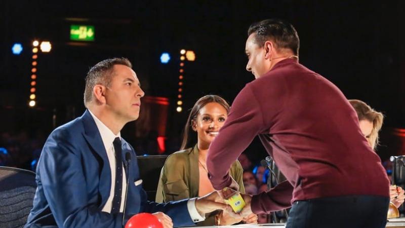 Mágico deixa júri e público rendido e conquista botão dourado no Britain&#8217;s Got Talent