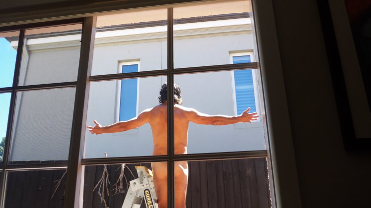 Homem passeia-se nu pelo quintal durante 6 dias para dar lição aos vizinhos