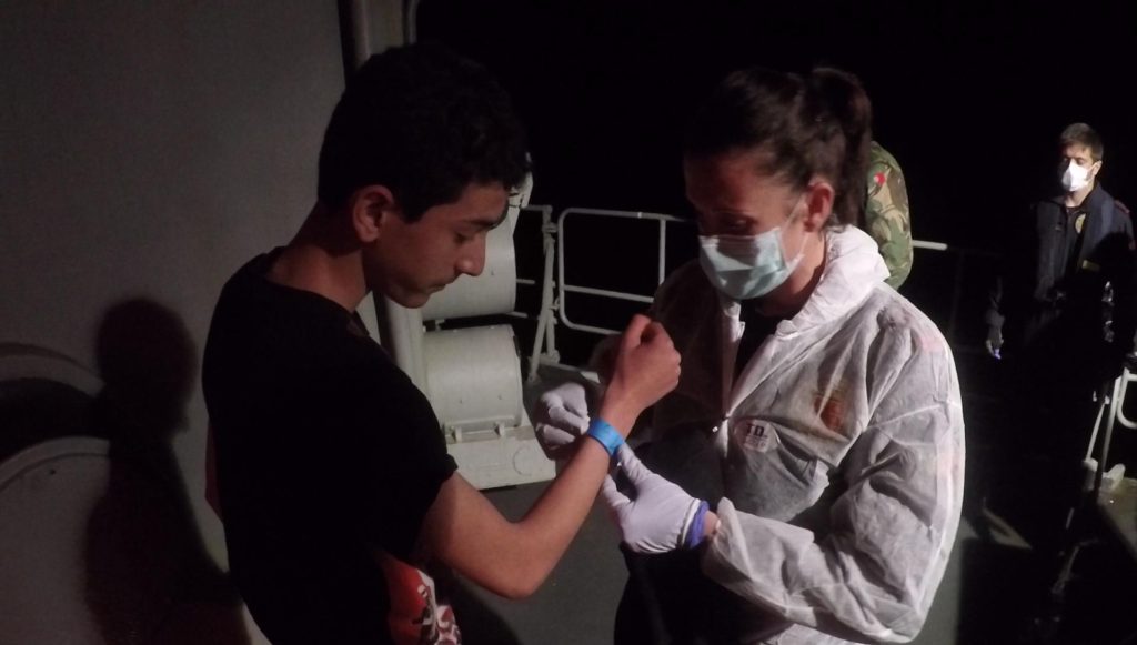 Marinha Portuguesa resgata mais de 100 migrantes no Mediterrâneo