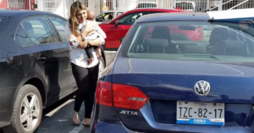 Mãe deixa bebé no carro para ir ao café, até que alguém alertou para o perigo