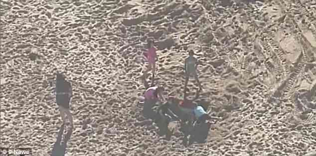 Menino de 11 anos fica enterrado depois de escavar buraco na praia