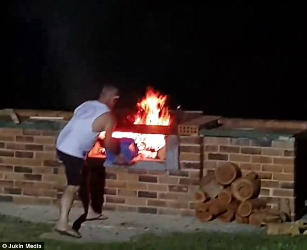Homem tenta levantar chamas da churrasqueira e apanha valente susto
