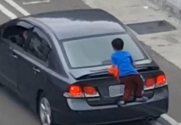 Criança pendura-se no carro, enquanto a mãe tentava &#8220;abandoná-lo&#8221; como castigo