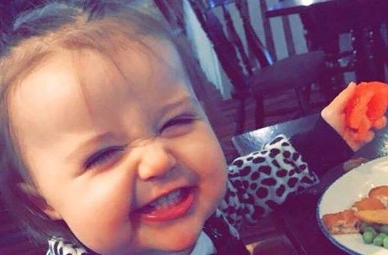 Menina de 18 meses morre sufocada por peluche na cama. A mãe quer alertar outros pais
