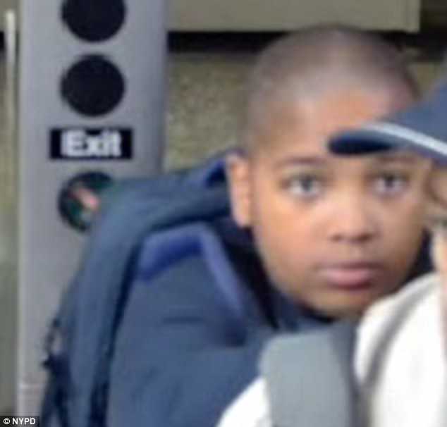 Video: Menino de 14 anos finge ser polícia para assaltar homem cego no metro