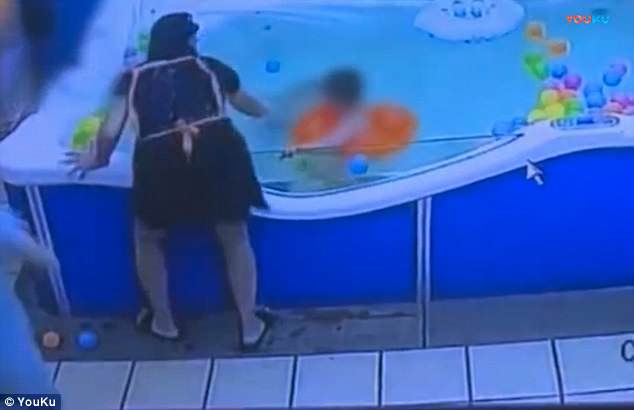 Video: Bebé foi salvo de piscina depois de a bóia se ter virado