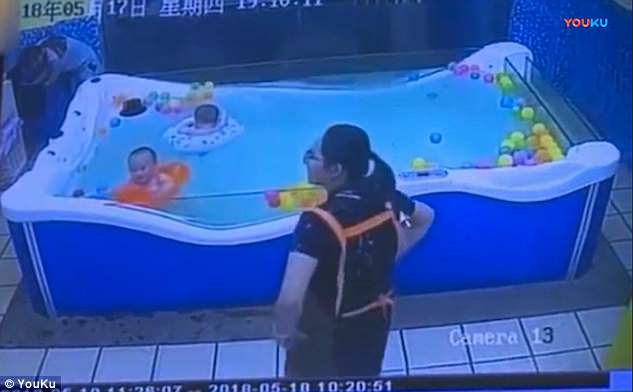 Video: Bebé foi salvo de piscina depois de a bóia se ter virado