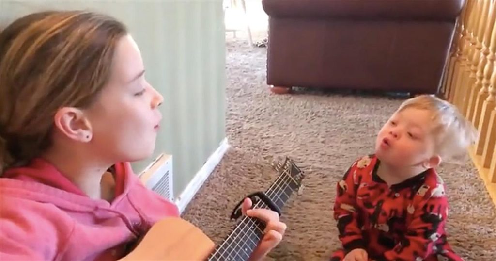 Video: Bebé com síndrome de down aprende palavras a ouvir a irmã cantar